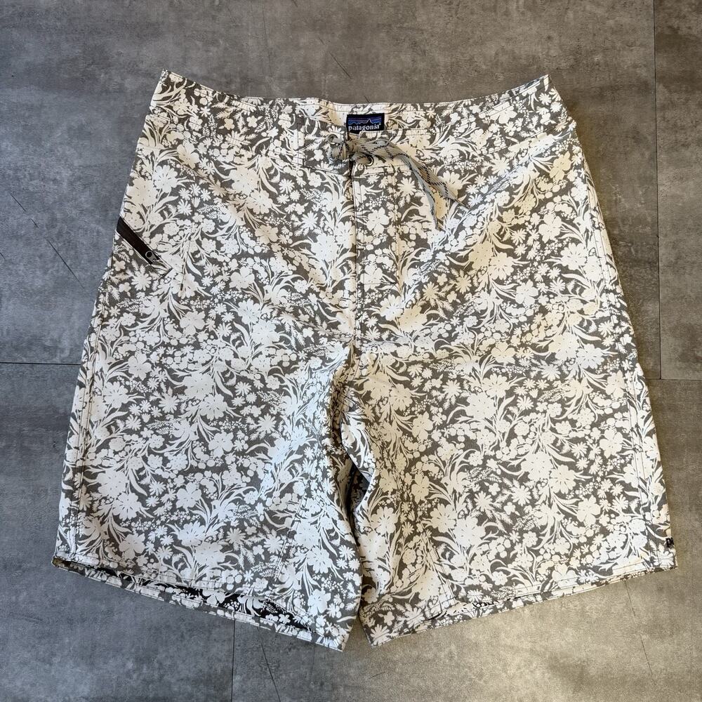 Patagonia Men's Wavefarer II Boardshorts Brown Floral Size 35 Swim Trunks NWOT